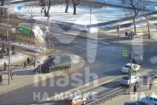 Sankt-Peterburqda sürücü mikroavtobusu insanların üzərinə sürdü - VİDEO