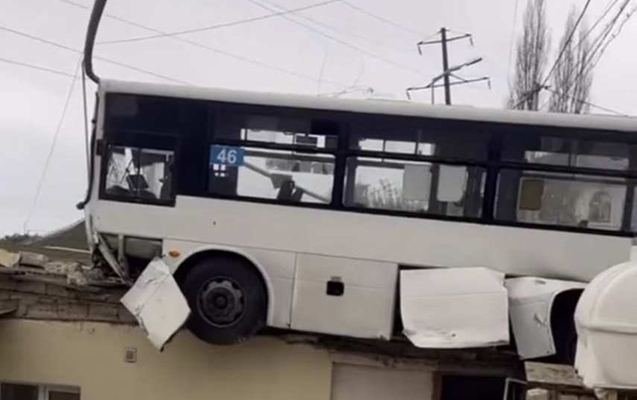 Bakıda avtobus yaşayış binasının damına çıxdı - VİDEO