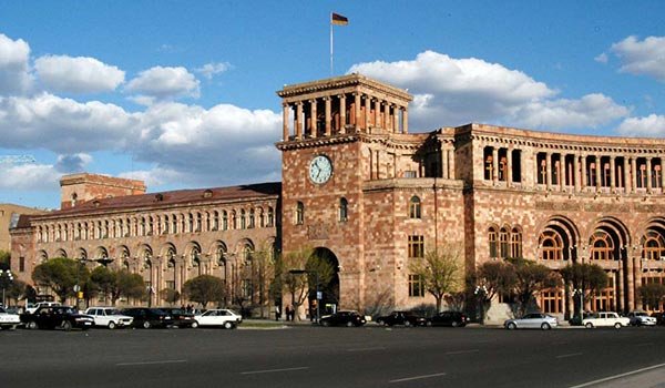 İrəvan seçim qarşısında: 200 illik "ağa"sını dəyişir
