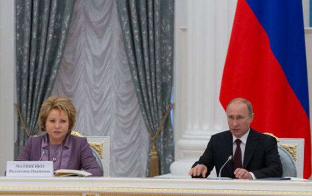Putinə əlcək hədiyyə etdi