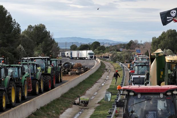 İspaniyalı fermerlər Fransa ilə sərhəddəki magistral yolu bağlayıblar
