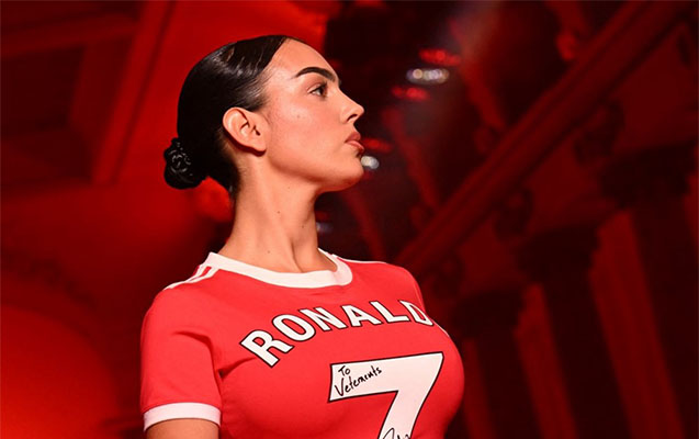 Ronaldonun adı yazılan geyimdə podyuma çıxdı - FOTOLAR