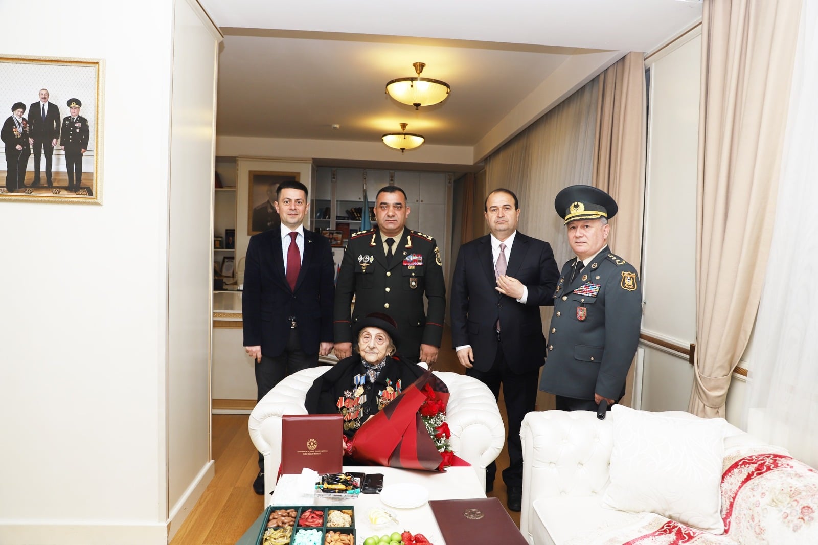 Dövlət Xidməti 102 yaşlı veteranı təltif etdi
