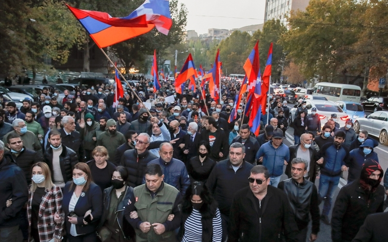 Ermənistanda səhər aksiyası: Etirazçılar hökumət binasına gedir