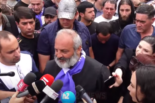 Baqrat Srbazan: “Paşinyanla təcridxanada görüşəcəyik”