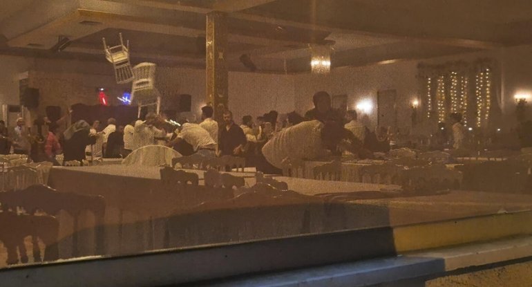 Toy döyüş meydanına çevrildi: Stullar havada uçuşdu - VİDEO