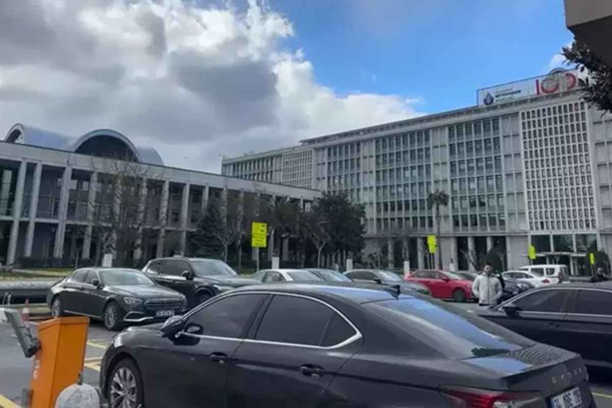İstanbul Böyükşəhər Bələdiyyəsinin binası ətrafındakı yollar bağlanıb