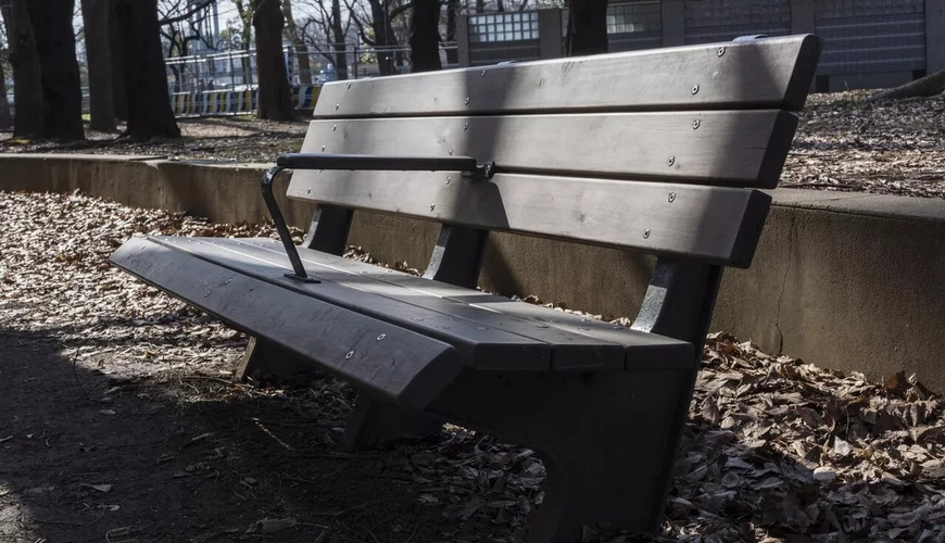 Atasını atıb gedən anasına 8 bıçaq zərbəsi vurdu - Parkda alınan qisasın pərdəarxası