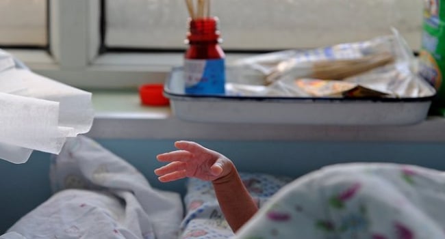 Qarın ağrısı ilə xəstəxanaya getdi: Uşaq dünyaya gətirdi