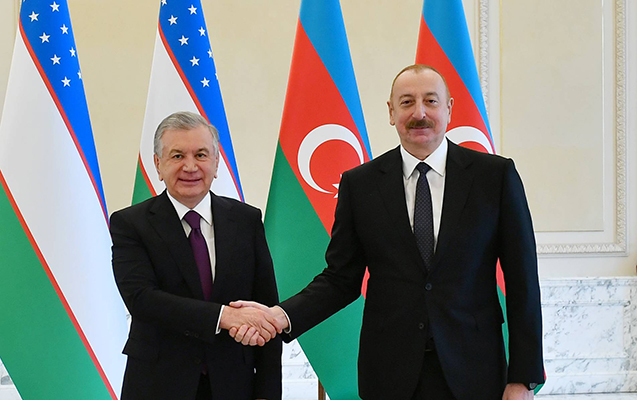 İlham Əliyev Şavkat Mirziyoyevi qarşıladı