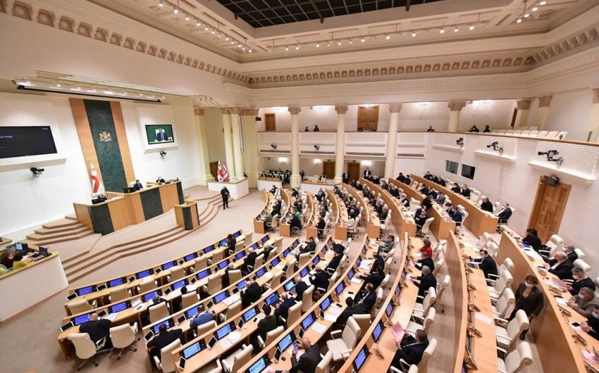 12 deputatın mandatına xitam verilib