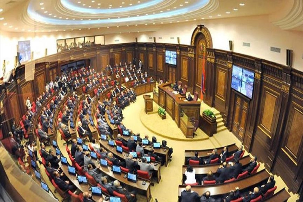 Parlamentdə qarşıdurma: Paşinyanın adamına butılka atılıb