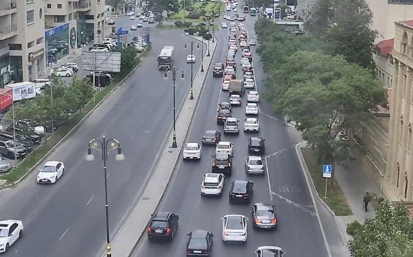 Bakının bəzi yollarında nəqliyyatın hərəkəti çətinləşib
