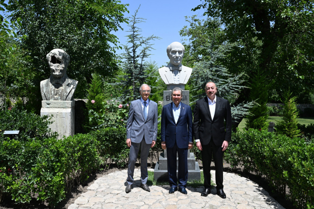 Prezident və Qurbanqulu Berdiməhəmmədov Bülbülün ev-muzeyində - FOTOLAR