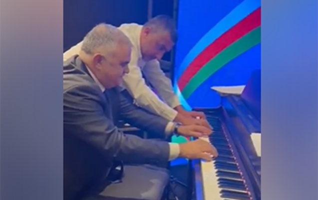Deputat səfirliyin açılışında pianoda ifa etdi - VİDEO