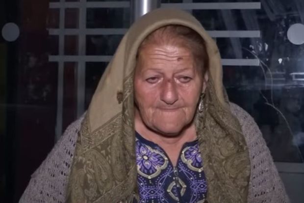 Üzü-gözü yaralı yaşlı qadını küçəyə atdılar - VİDEO