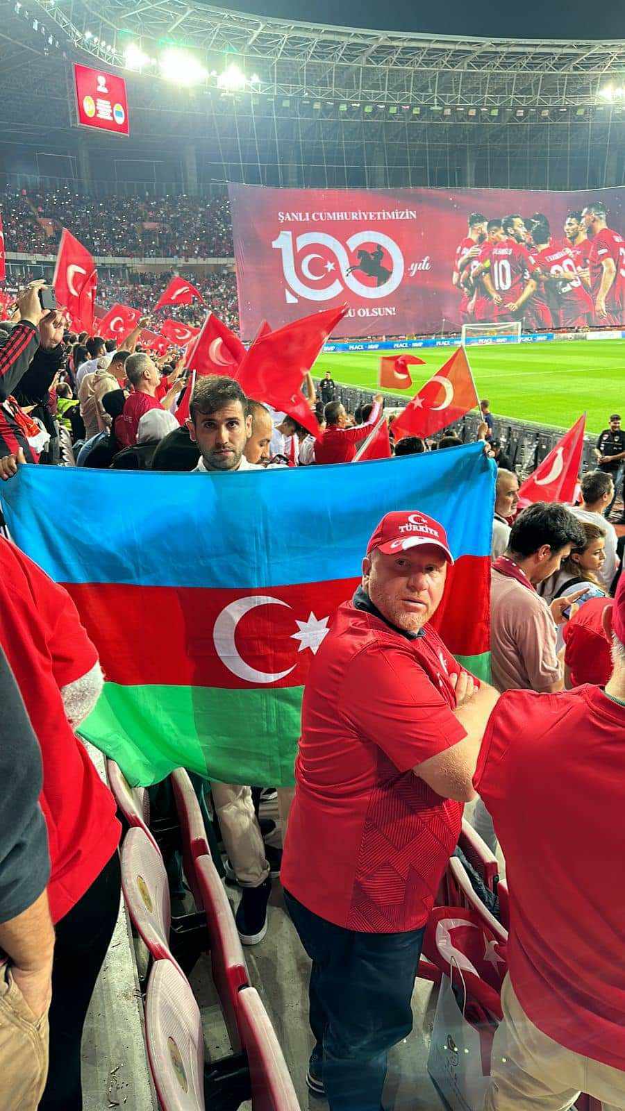 Türkiyə-Ermənistan matçında Azərbaycan bayrağı - FOTO