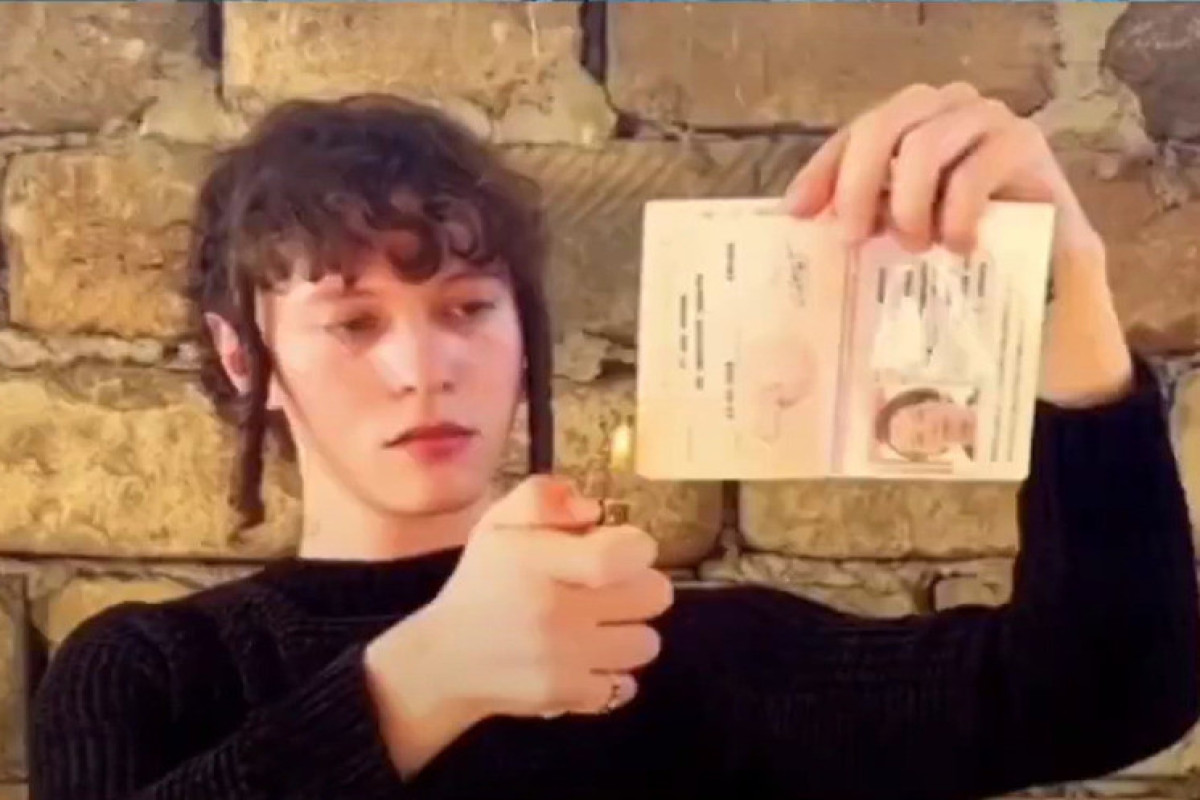 Rusiya pasportunu yandıraraq Ermənistana qaçan müğənni geri qayıdır