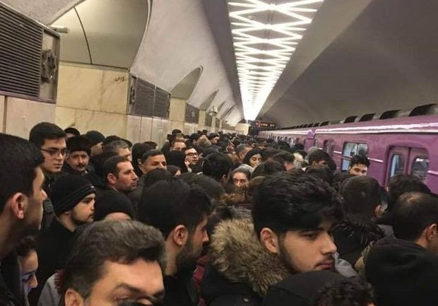 Bakı metrosunda sərnişinlər 10 dəqiqə qatar gözlədi