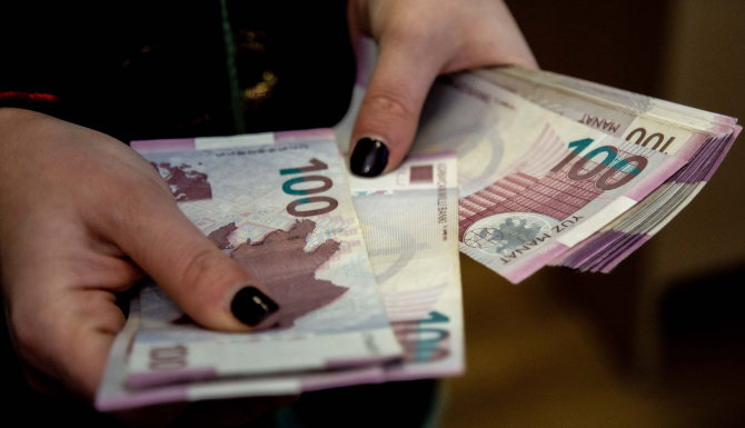 Müəllimlər maaş artımı istəyir: Valideynlər isə “ikiqat qazanırlar” deyir