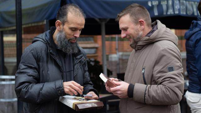 Niderlandda insanlara Qurani-Kərim paylanıb