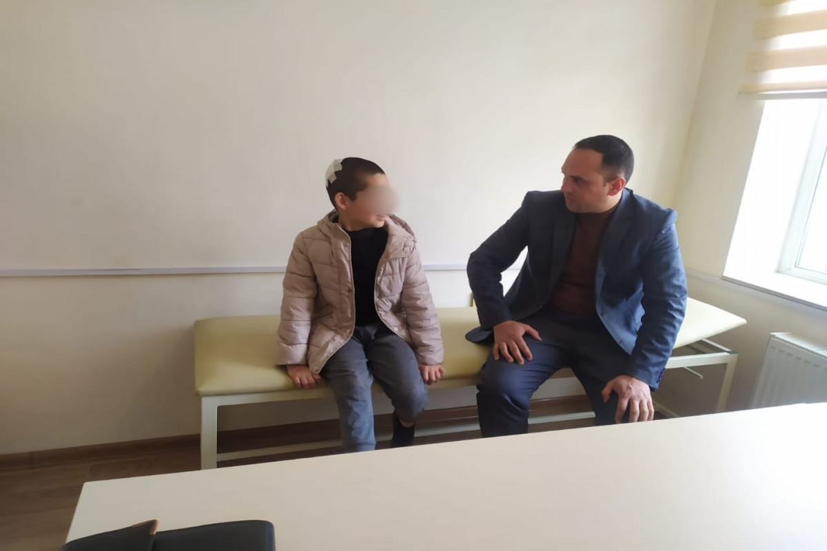 Anası tərəfindən xəsarət yetirilən azyaşlı ilə bağlı araşdırma aparıldı
