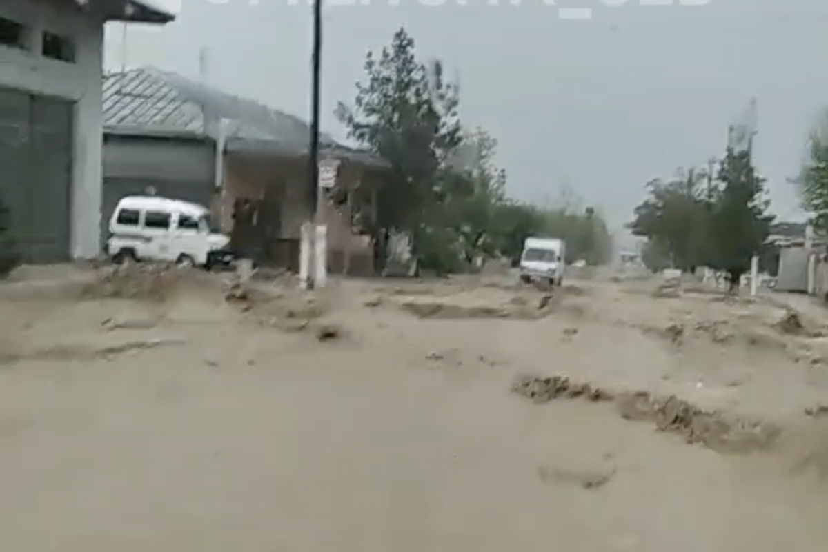 Güclü yağış nəticəsində Səmərqəndi su basıb
