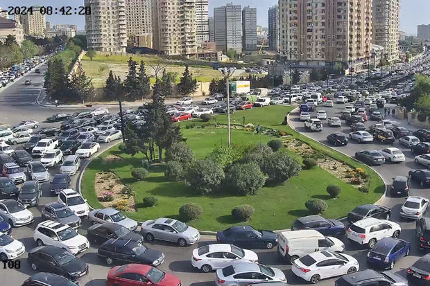 Bakıda nasaz avtomobil sıxlığa səbəb olub - FOTO