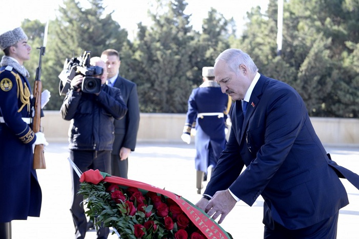 Lukaşenko Heydər Əliyevin məzarını ziyarət edib