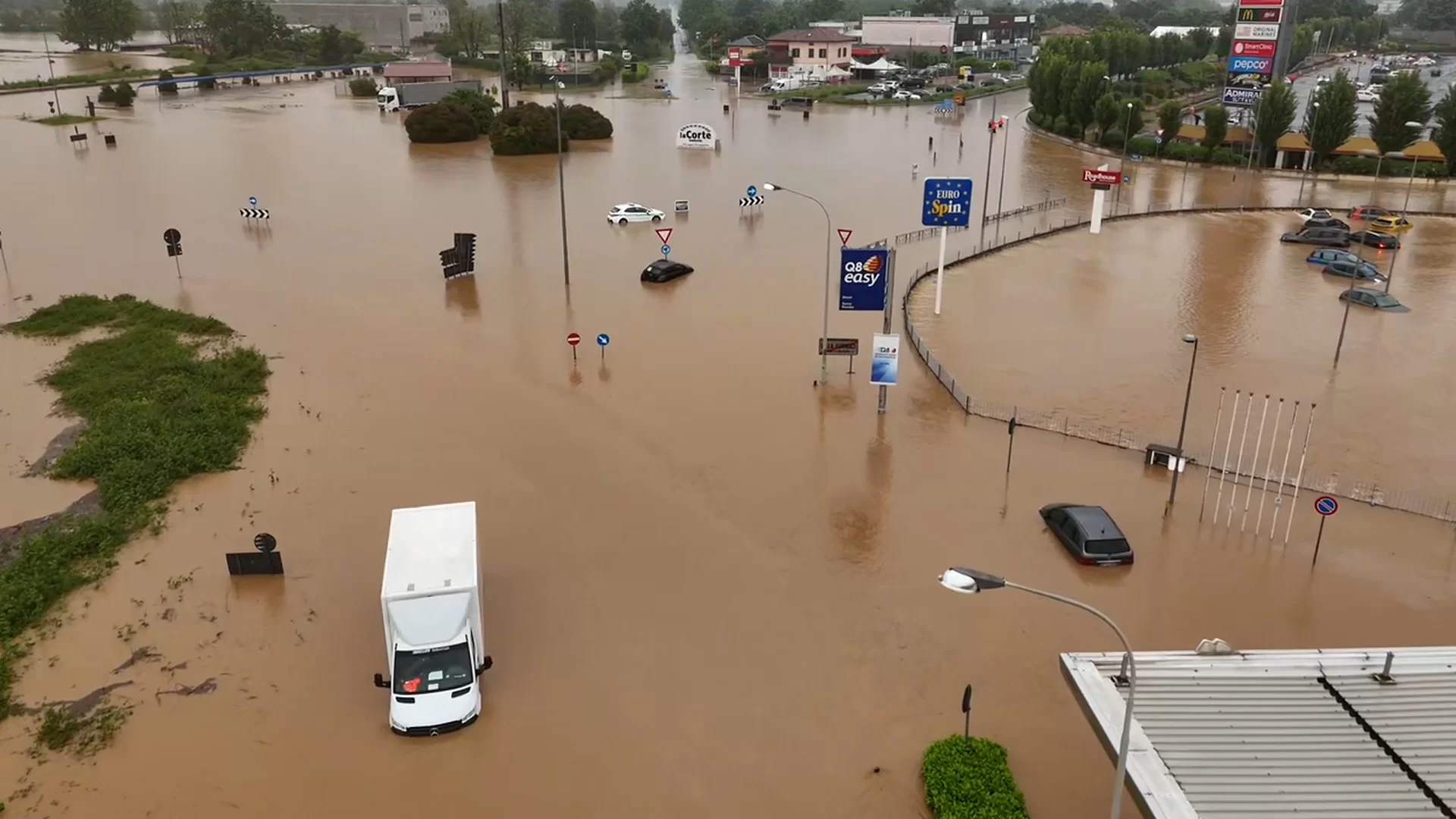İtaliyada güclü yağış həyatı iflic etdi
