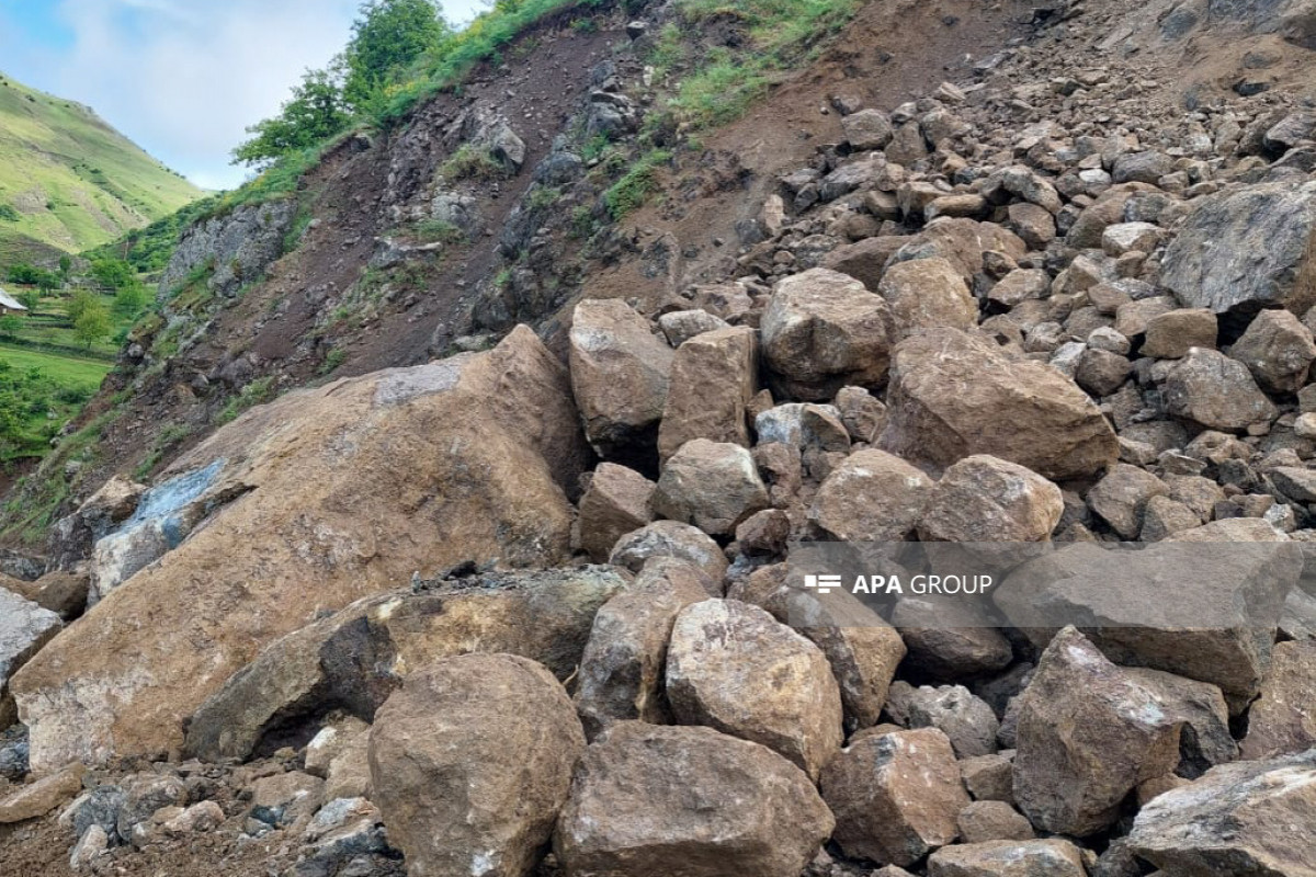 Lerikdə uçqun zamanı bağlı qalan yol qismən açılıb