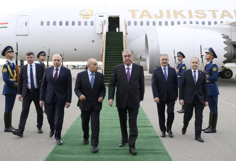 Emoməli Rəhmon Azərbaycana gəldi