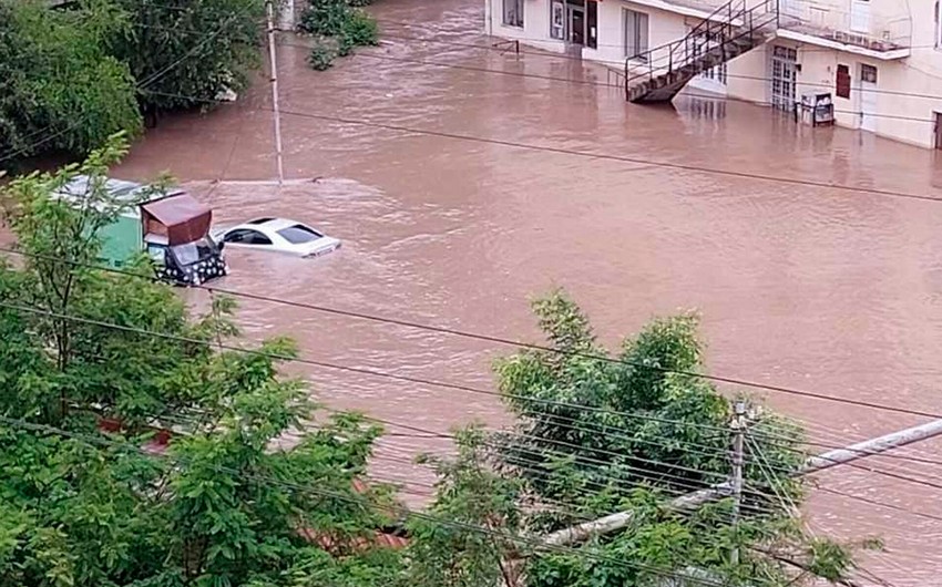 Ermənistanda şəhəri su basıb, ölən var