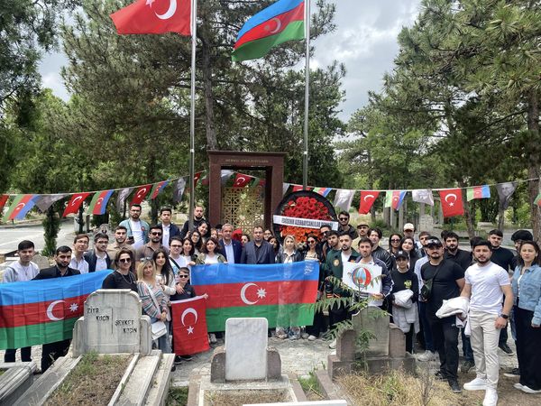 Əskişəhər Azərbaycanlıları Dərnəyi Rəsulzadənin məzarını ziyarət edib - FOTOLAR