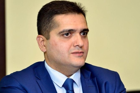 Politoloq: “Keşiş başından hündürə tullanmaq istəyir”