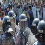 Ermənistanda polis hökumət binasını mühasirəyə aldı