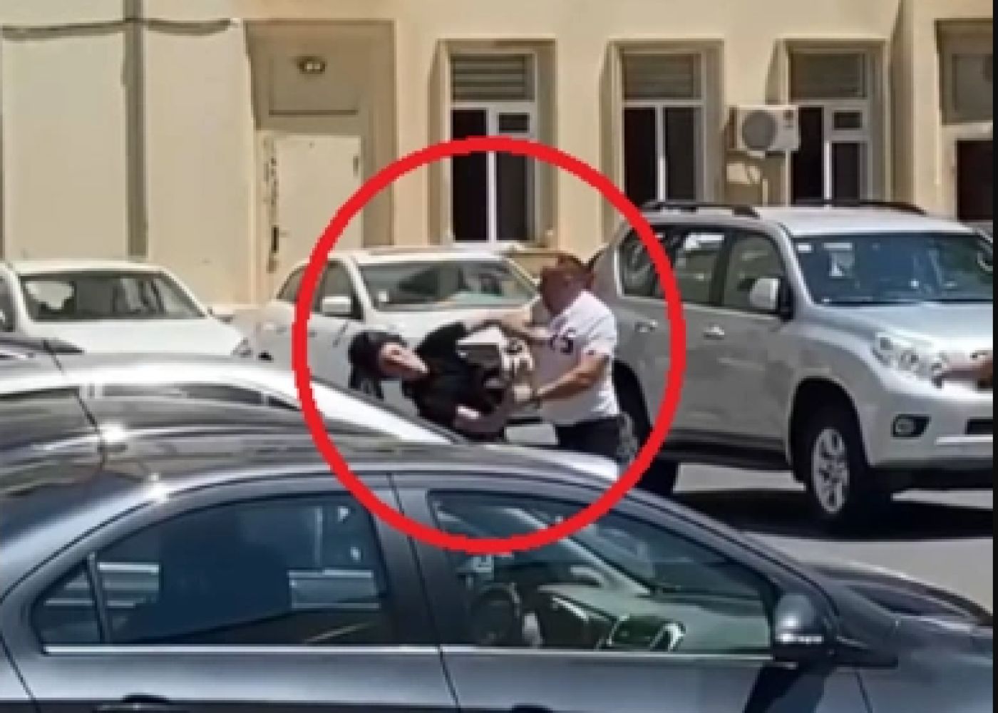 Bakıda məktəbin mühafizəçisi şagirdi döydü - VİDEO