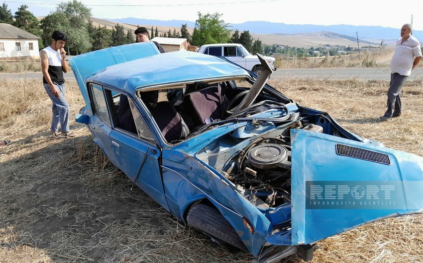 Cəlilabadda minik avtomobili aşıb