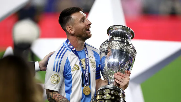 Messi tarixin ən çox kubok qazanan futbolçusu oldu