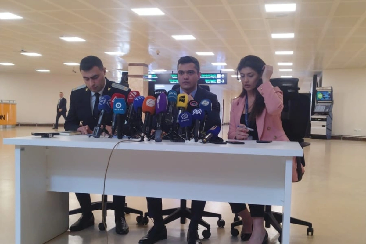 AZAL təyyarə qəzası ilə bağlı brifinq keçirir - CANLI