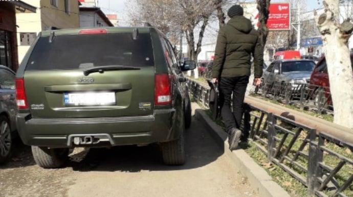 Bakının zəbt olunan səkiləri: Qurumların nə problemdən, nə də vəzifələrindən xəbəri var