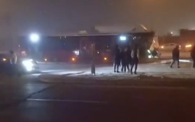 Avtobus dumanlı havada qəzaya düşdü - YENİLƏNİB