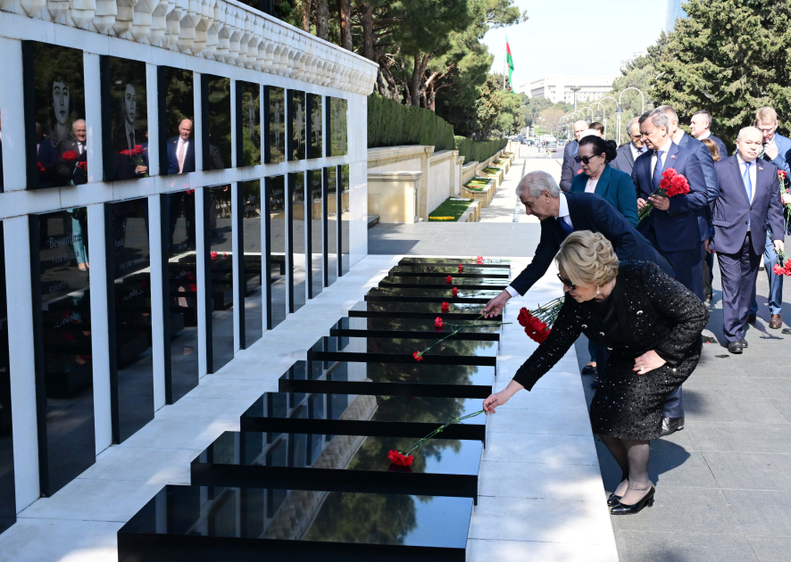 Matviyenko Fəxri xiyabanı ziyarət etdi - FOTOLAR