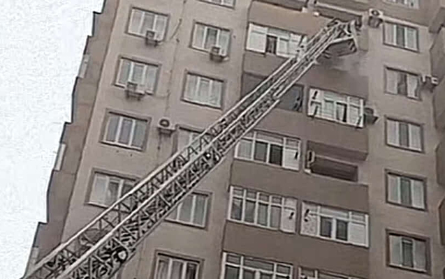 Xırdalanda çoxmərtəbəli binada yanğın başlayıb