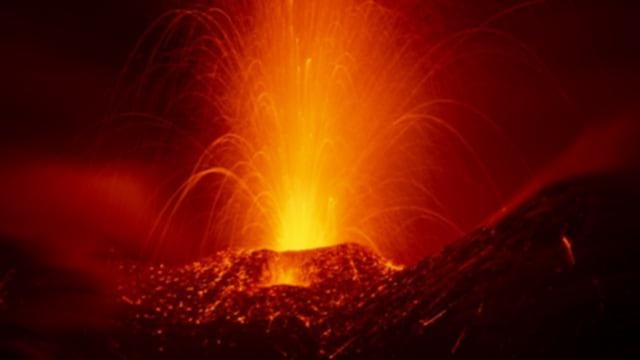Etna vulkanı kül və lava püskürür