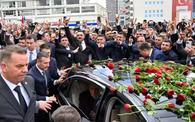 Xəstə yatağından qalxan MHP sədrinə coşğulu qarşılanma - VİDEO
