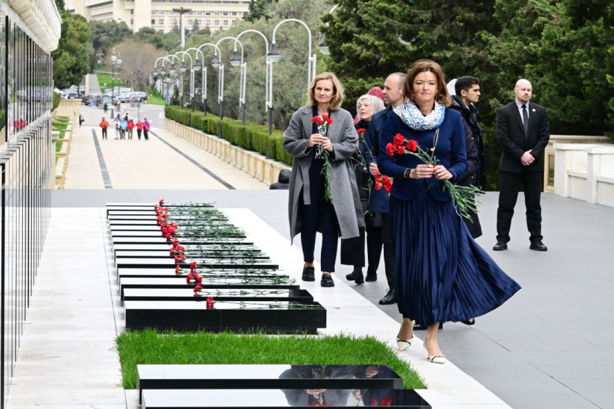Sloveniya XİN rəhbəri Mehdi Hüseynzadənin abidəsini ziyarət etdi