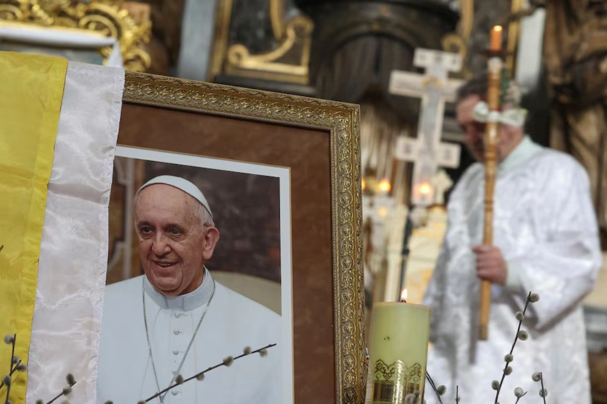 Tramp Roma Papasının dəfn mərasimində iştirak edəcək
