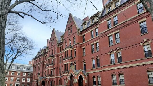 Trampdan Harvard Universitetinə görünməmiş zərbə