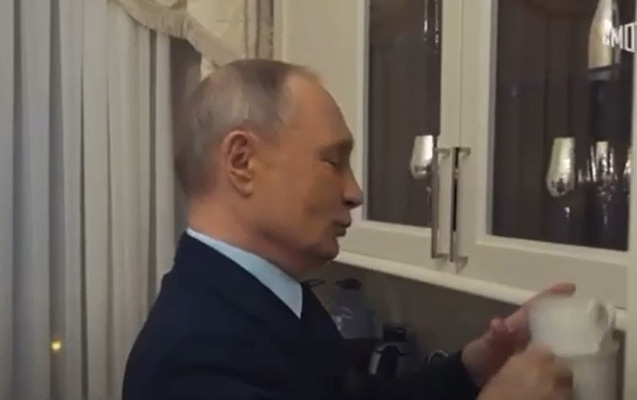 Putin mətbəxində qonaqlara qulluq etdi - VİDEO